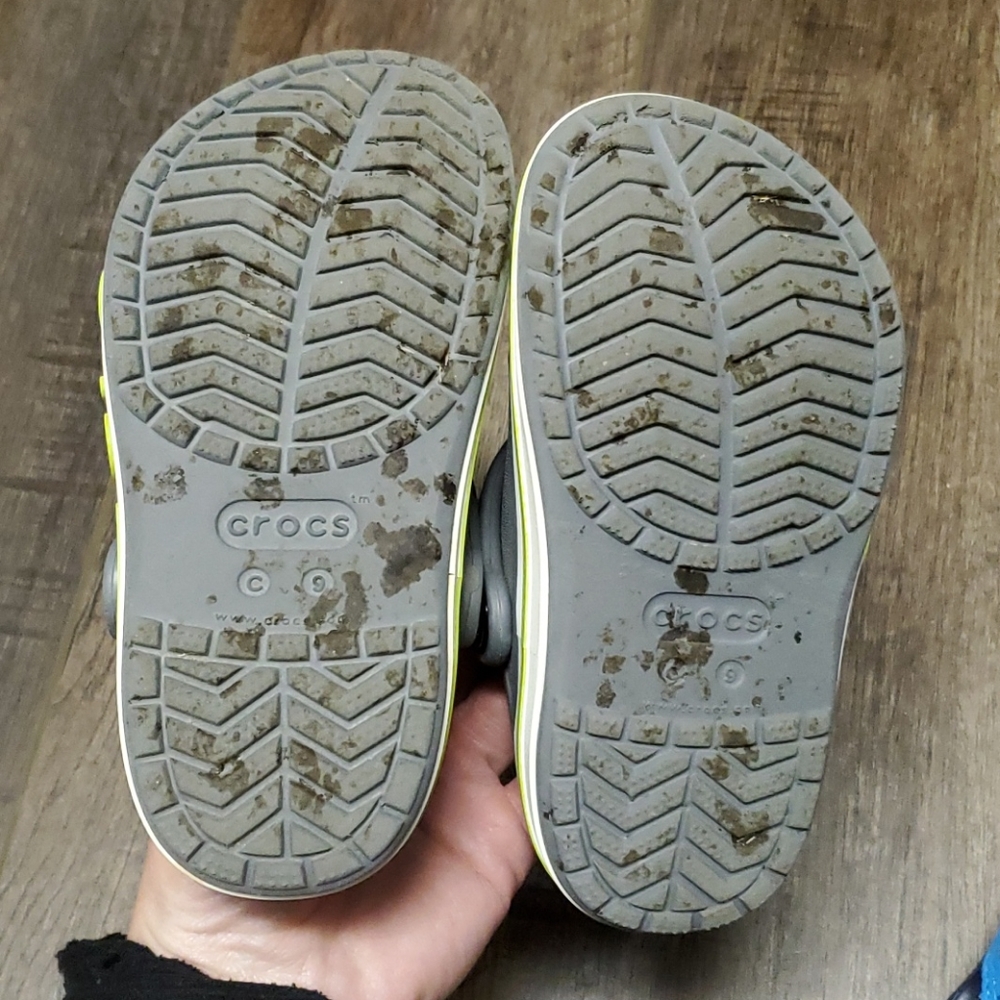 Size 9 kids Boys crocs gray_3